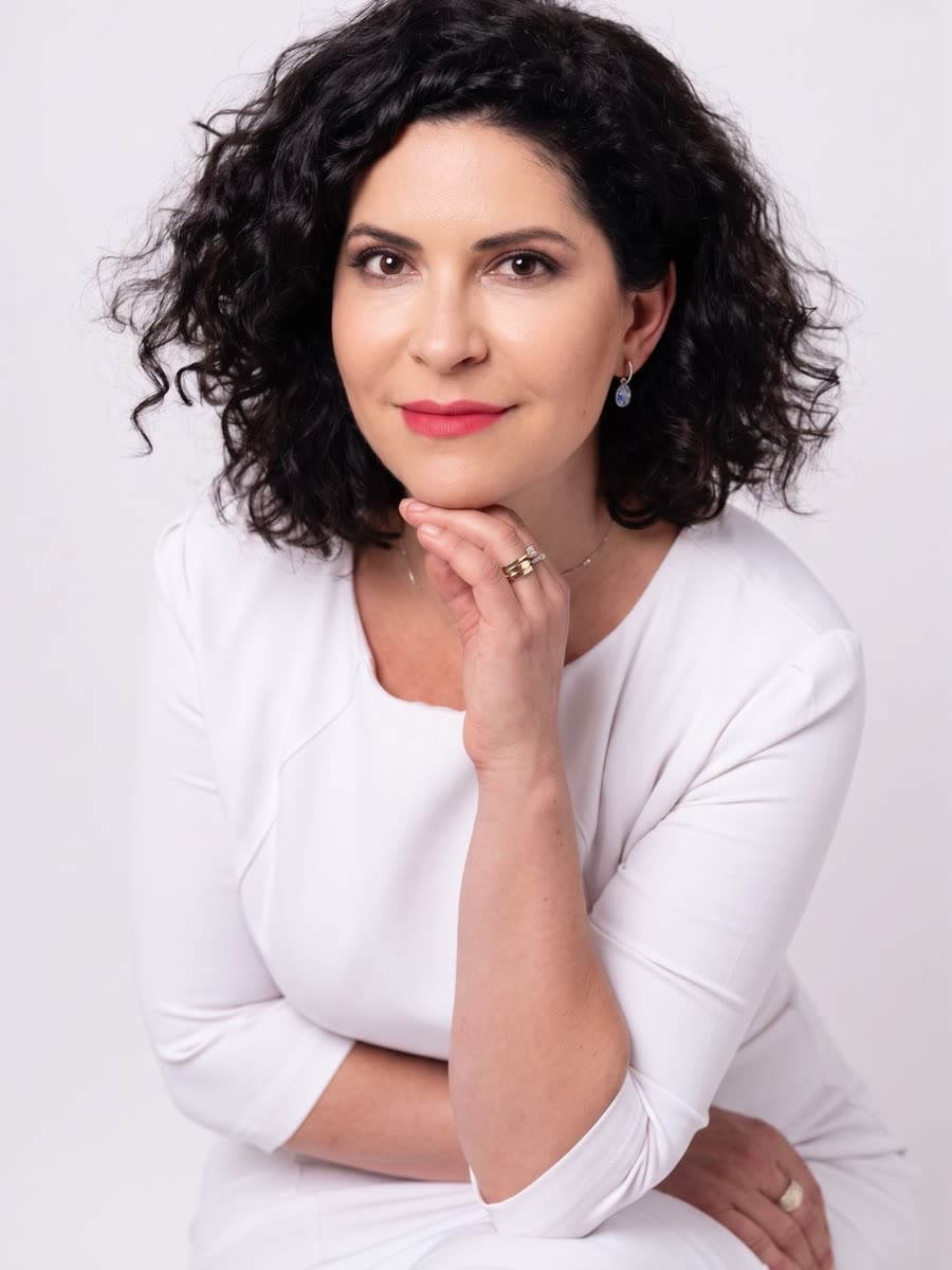 Dr. Claudia Gican