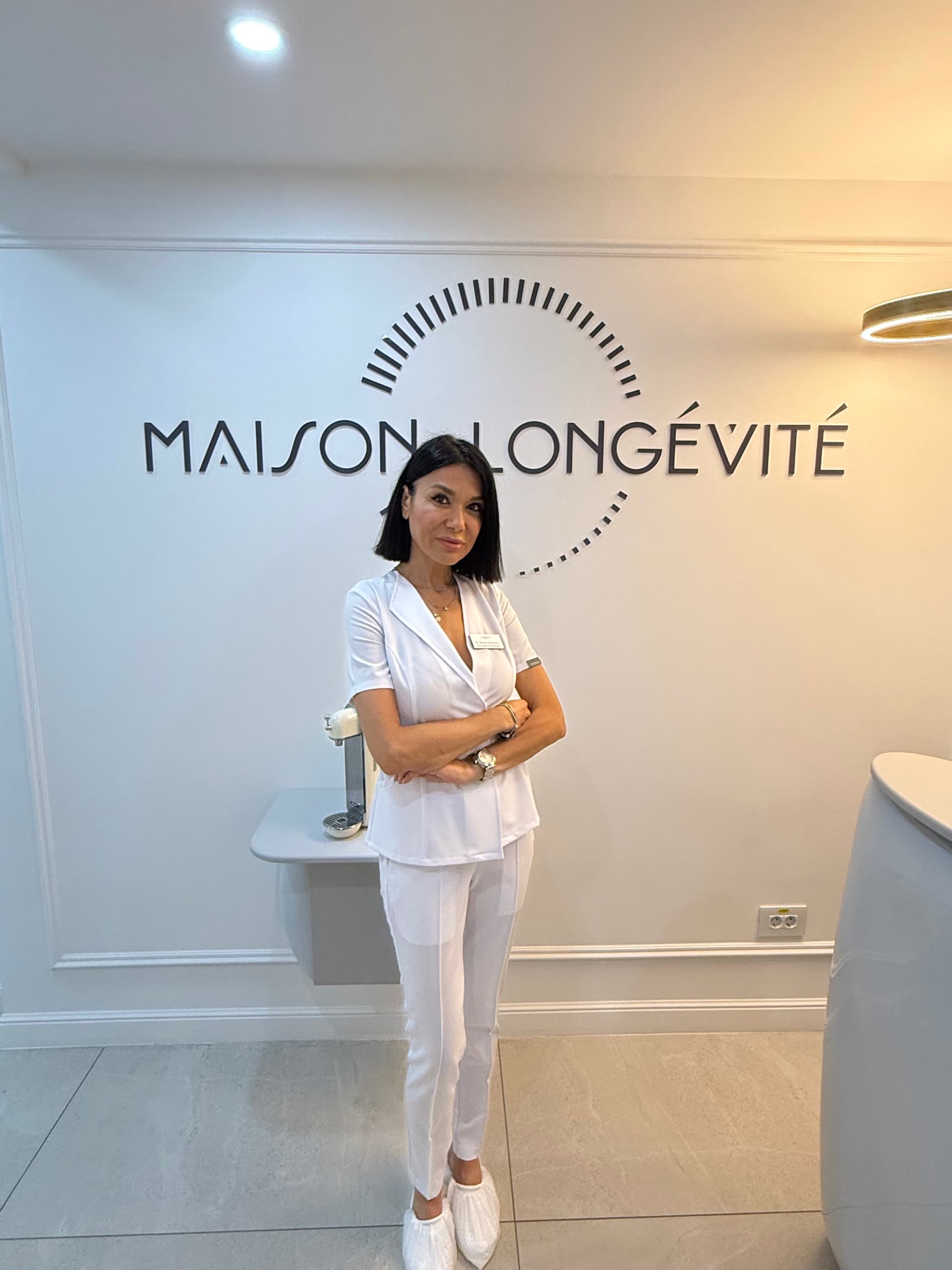 Dr. Mihaela Marinescu, la recepția clinicii